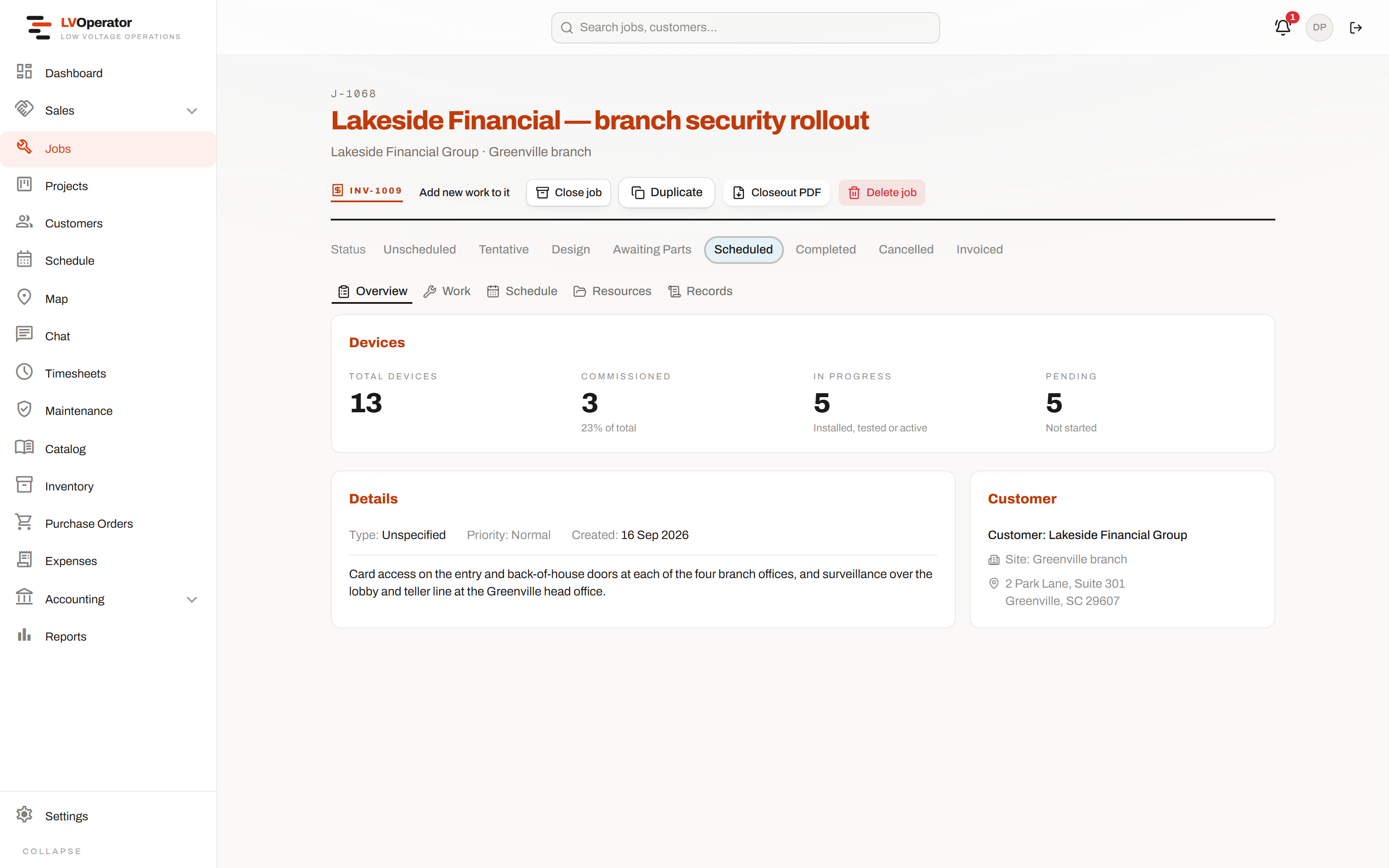 A job overview: title, customer, site, status track, device rollup and scope